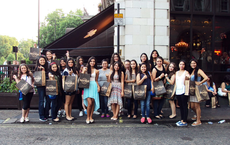 Tour de quinceañeras por Europa después de visitar Hard Rock